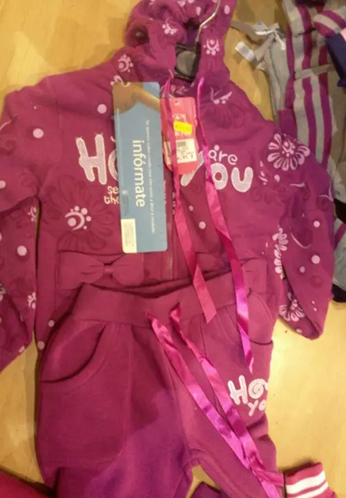 Foto aus der offiziellen Meldung: GATITA FELIZ 1. Mädchen Trainingsanzüge 2. Kapuzenpullover — Risiko: Verletzungen & Strangulierung