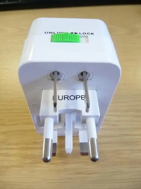 Foto aus der offiziellen Meldung: Adaptor International All-in-one Reiseadapter &amp; #13; &amp; #13; — Risiko: Elektrischer Schlag (A12/1352/12)