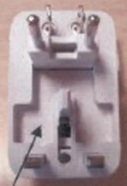 Foto uit de officiële melding: Universal Plug Adaptor De adapter van de reisstop  &amp; #13; — risico: Elektrische schok