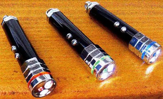 Foto uit de officiële melding: 3 in 1 Laser &amp; LED Light Laserpointers  &amp; # #13; — risico: Aantasting van het gezichtsvermogen