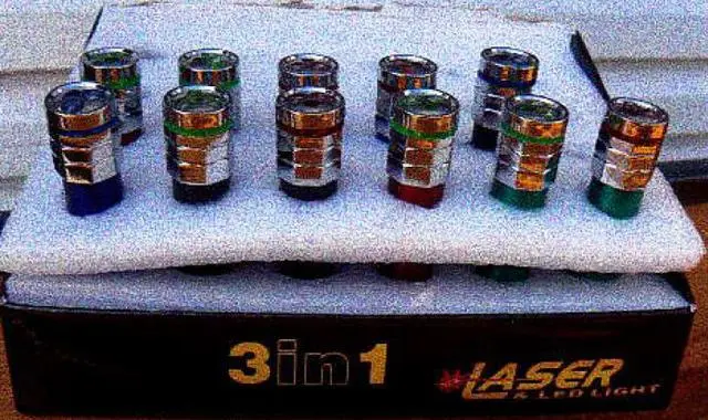 Foto uit de officiële melding: 3 in 1 Laser &amp; LED Light Laserpointers  &amp; # #13; — risico: Aantasting van het gezichtsvermogen