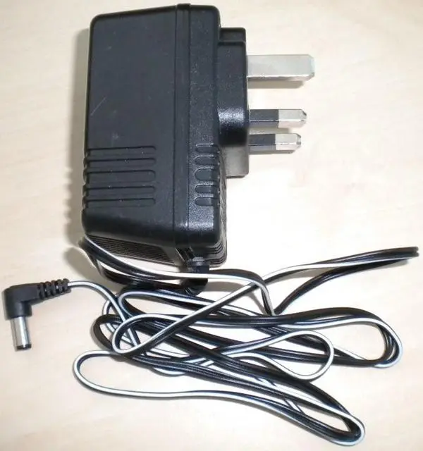 Foto aus der offiziellen Meldung: Hl AC/DC Adaptor Netzadapter — Risiko: Elektrischer Schlag