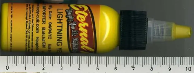 Foto aus der offiziellen Meldung: Eternal Ink Lightning Yellow Tattoo Tinte &amp; #13; &amp; # #13; — Risiko: Chemikalie (A12/1774/12)