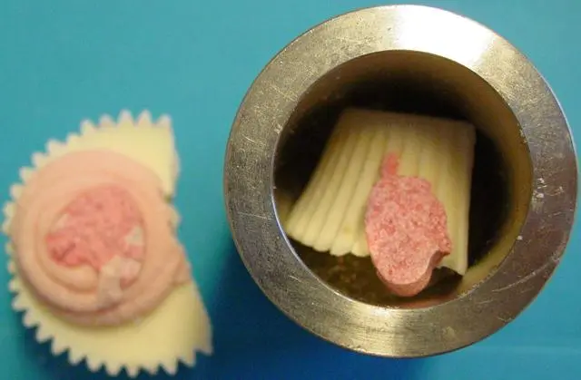 Photo from the official notice: Badefee Badepraline Petit Amour / Bath cake Petit Amour bath product — choking risk