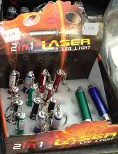 Foto aus der offiziellen Meldung: 2 in 1 Laser &amp; LED Light Laserpointer — Risiko: Sehschaden