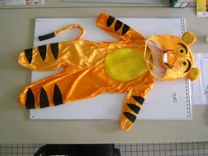 Foto uit de officiële melding: Clown Republic Orange Panther Mooie jurk outfit — risico: Verwonding & Verwurging