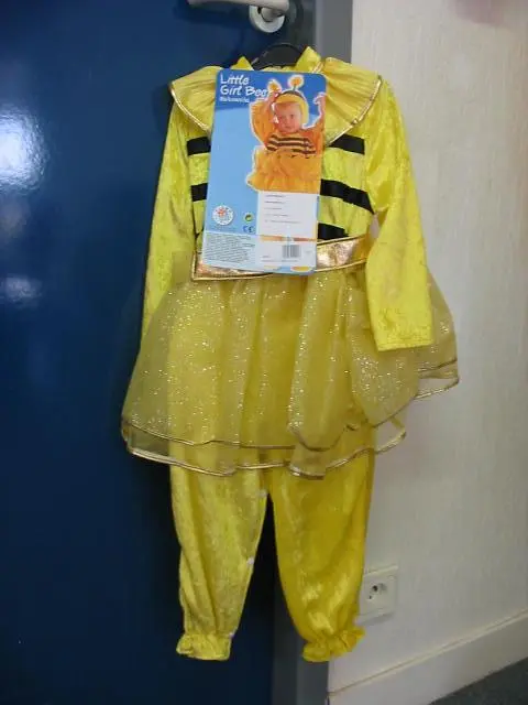 Foto aus der offiziellen Meldung: Clown Republic Little girl bee Schickes Kleid Outfit — Risiko: Verletzungen & Strangulierung