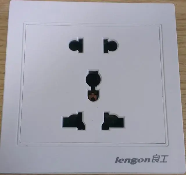 Photo de l’avis officiel: Lengon 3 pin/2 pin Universal Socket &amp;#13; — risque: Choc électrique