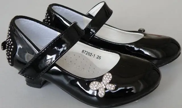 Foto aus der offiziellen Meldung: Super Cool Mädchenschuhe &amp; #13; &amp; #13; — Risiko: Ersticken