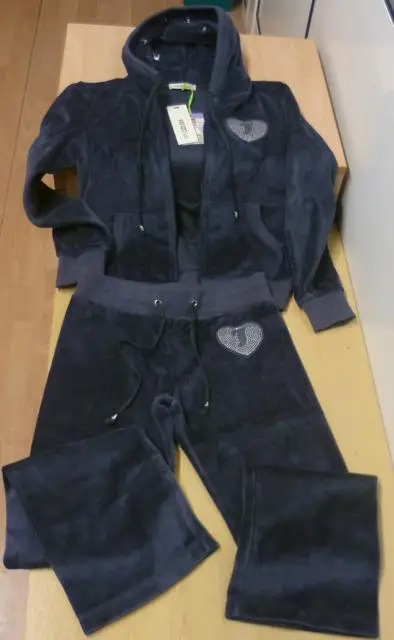 Foto aus der offiziellen Meldung: KENZO kids (<font color="#ff0000">THE PRODUCT MAY Kinder-Outfit — Risiko: Verletzungen & Strangulierung