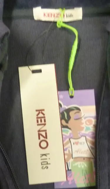 Foto aus der offiziellen Meldung: KENZO kids (<font color="#ff0000">THE PRODUCT MAY Kinder-Outfit — Risiko: Verletzungen & Strangulierung