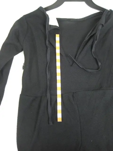 Foto aus der offiziellen Meldung: Baby costume "Pequeno Heroi de Negro", Baby costume "Little Black Baby" Schickes Kleid Outfit &amp; #13; &amp; — Risiko: Strangulierung