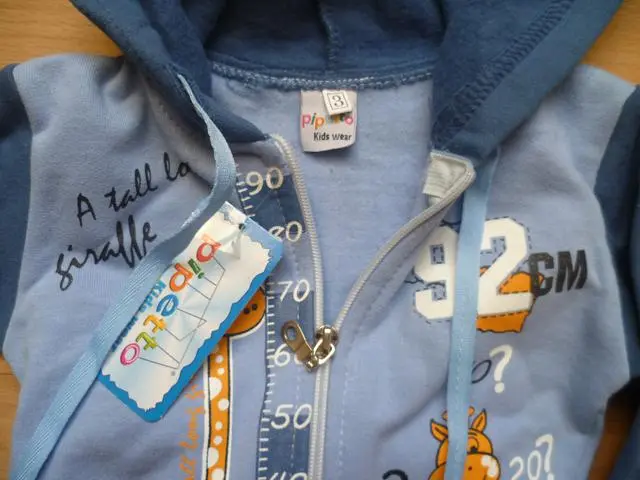 Foto aus der offiziellen Meldung: Pipetto Kids Wear Kinderkleidungssatz &amp; #13; &amp; #13; — Risiko: Strangulierung (A12/0389/13)