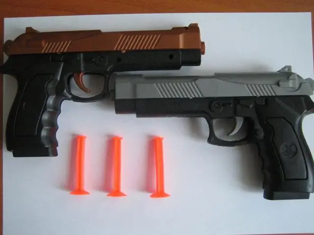 Foto uit de officiële melding: RONGYE Toys Police Gun Speelgoedpistool set  &amp; # #13; — risico: Verstikking door inslikken