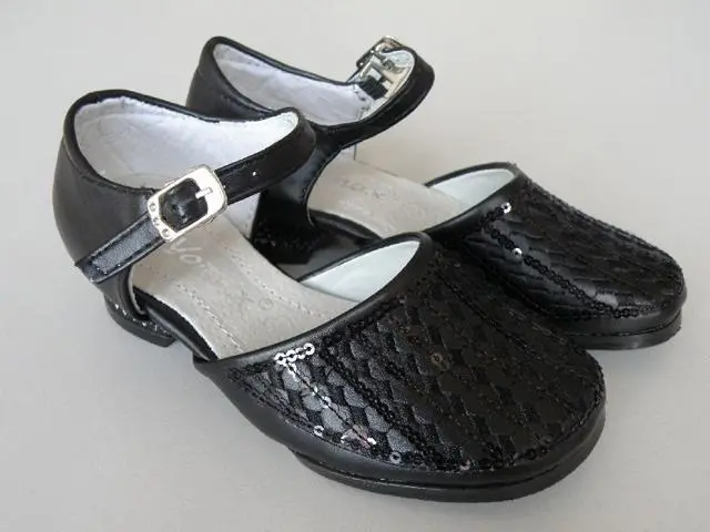 Photo de l’avis officiel: Yomax Chaussures pour filles &amp; #13; &amp; #13; — risque: Étouffement (A12/0402/13)