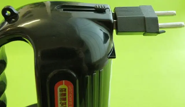 Photo de l’avis officiel: Jiage LED 2 in 1 rechargeable search light Torche rechargeable — risque: Choc électrique & Incendie