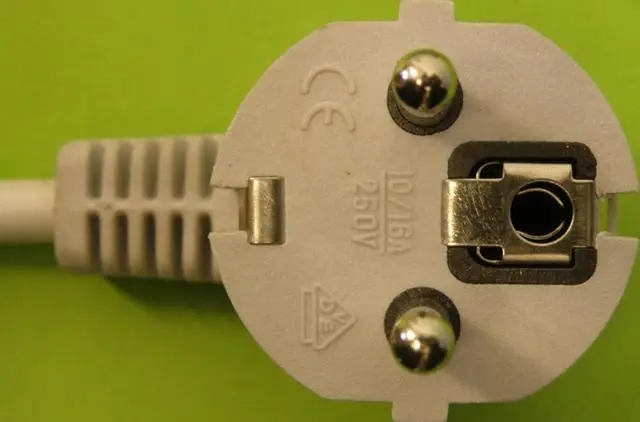 Photo from the official notice: NEOLUS mains extension lead — electric shock & fire risk
