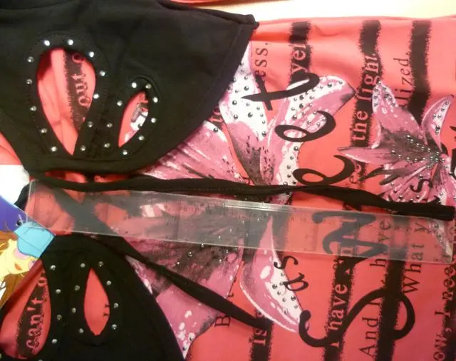 Foto do aviso oficial: Yesmina Conjunto de roupas para meninas — risco: Estrangulamento