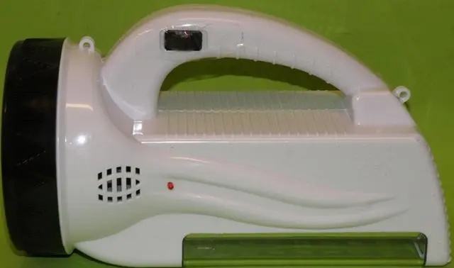 Foto aus der offiziellen Meldung: D' an Dian 2 in 1 Stamd-By Light Wiederaufladbare Taschenlampe — Risiko: Elektrischer Schlag & Feuer