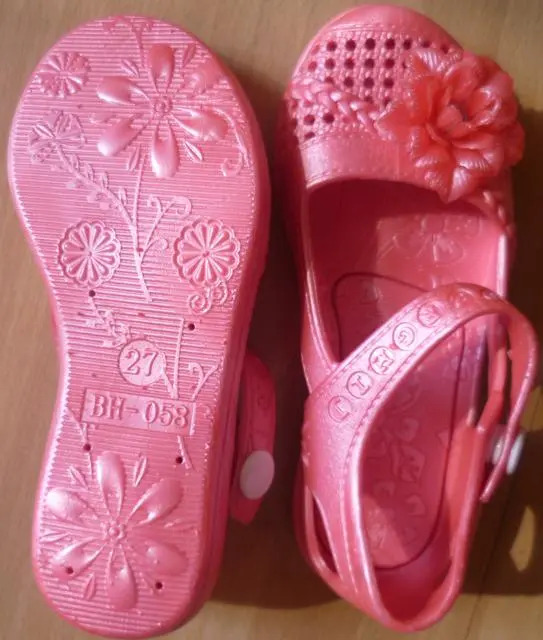 Foto aus der offiziellen Meldung: abcdefghij Mädchenschuhe — Risiko: Ersticken