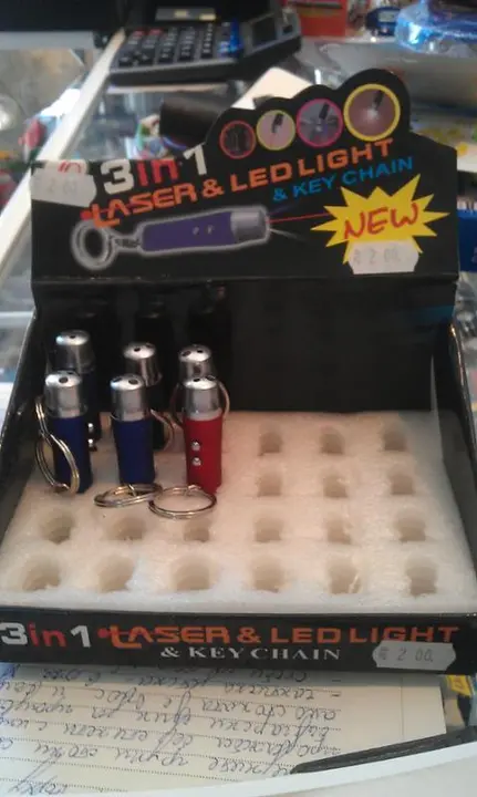 Foto aus der offiziellen Meldung: 3 in1 Laser &amp; LED Light &amp; Key Chain Laserpointer — Risiko: Sehschaden