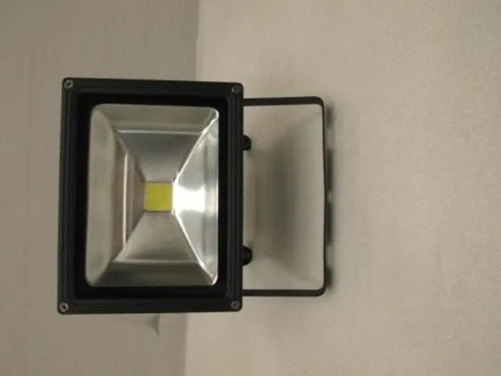 Photo de l’avis officiel: Viking Rechargeable LED working floodlight Lampe de chantier — risque: Choc électrique