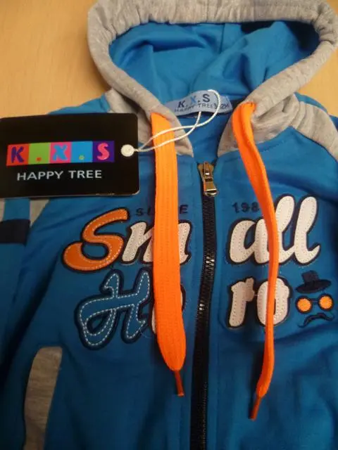 Foto uit de officiële melding: Happy tree -K.X.S Kinder trainingspak — risico: Verwurging