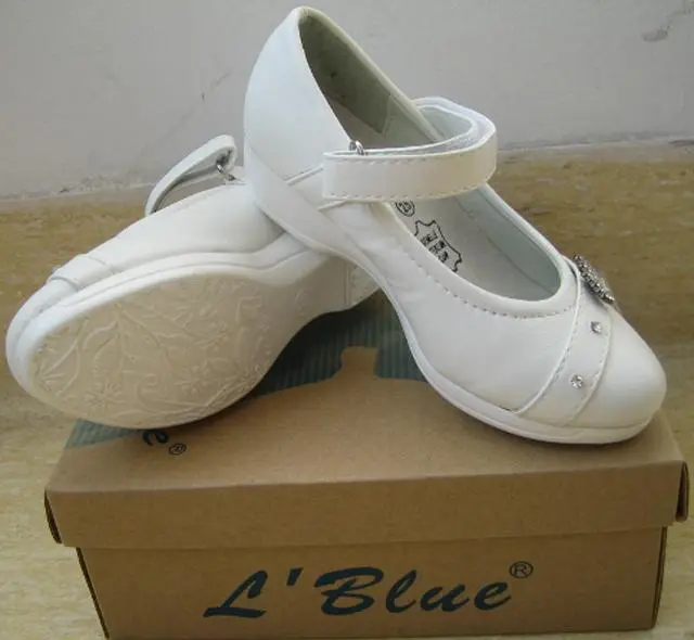 Foto aus der offiziellen Meldung: L'blue Mädchenschuhe — Risiko: Ersticken (A12/0685/13)