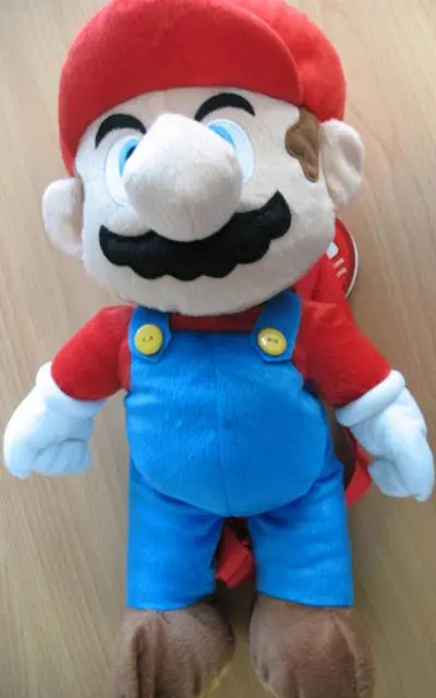 Foto aus der offiziellen Meldung: Together Plus Super Mario plush backpack Plüschrucksack — Risiko: Ersticken