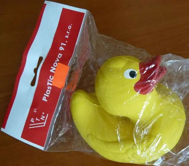 Foto aus der offiziellen Meldung: Piskaci kacenka- Squeaky duck Squeeze Spielzeug — Risiko: Ersticken