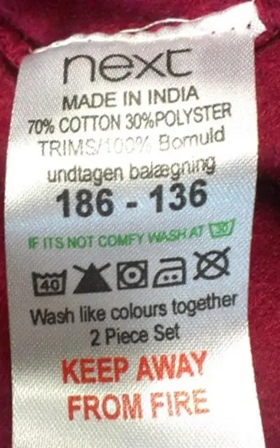 Foto uit de officiële melding: Next (MAY BE COUNTERFEIT) Kinderkleding set — risico: Verwurging