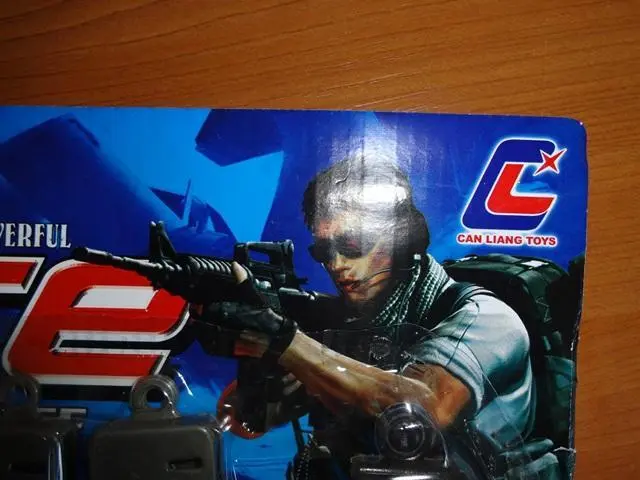 Foto uit de officiële melding: Can Liang Toys Super Powerful Police Speelgoed pistool set — risico: Verstikking door inslikken