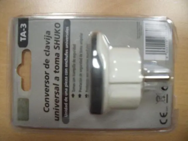 Foto do aviso oficial: Adaptador de viagem — risco: Choque elétrico (A12/0854/13)