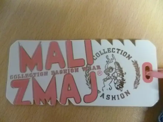Photo de l’avis officiel: Mali Zmaj Ensemble de vêtements pour les filles — risque: Blessures & Etranglement
