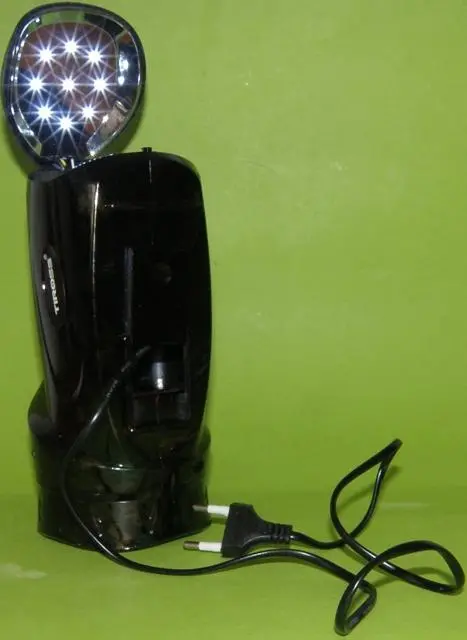 Photo de l’avis officiel: Tiross Latarka diodowa (Rechargeable torch) Torche rechargeable — risque: Brûlures & Choc électrique