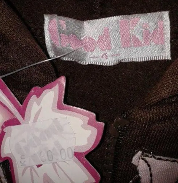 Foto aus der offiziellen Meldung: Good Kid Kinder-Sweatshirt — Risiko: Strangulierung