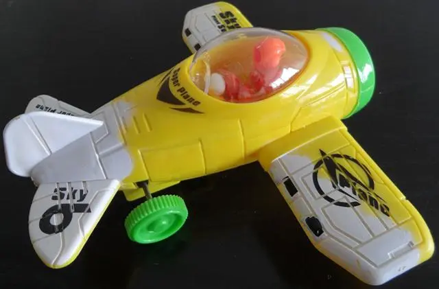 Foto do aviso oficial: Bombing Plane Brinquedo com doces — risco: Engasgamento