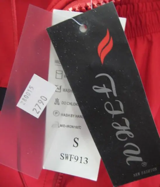 Foto uit de officiële melding: Fjhu Kinderkleding — risico: Verwonding & Verwurging