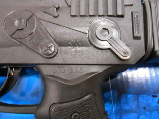 Foto do aviso oficial: City Warrior Conjunto de pistola de brinquedo — risco: Químico & Engasgamento