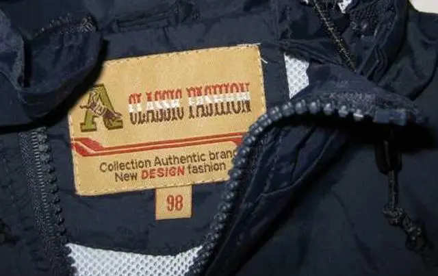 Foto uit de officiële melding: A - Classic Fashion Kinderjasje — risico: Verwonding & Verwurging