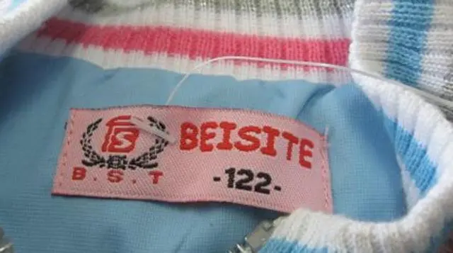 Foto uit de officiële melding: B.S.T. (beisite) Kinderkleding — risico: Verwonding