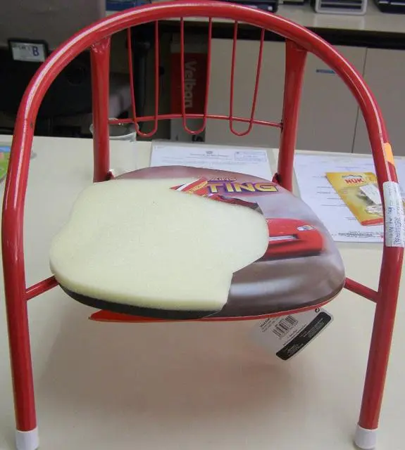 Photo de l’avis officiel: Disney Pixar Sound chair Chaise pour enfants — risque: Risque chimique