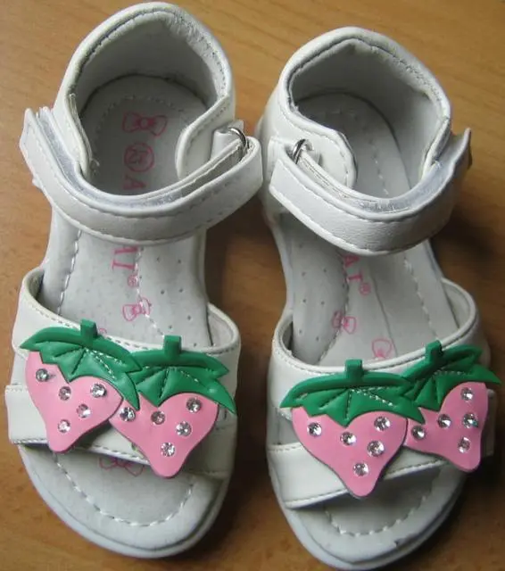 Foto aus der offiziellen Meldung: Aomai Sandalen für Mädchen — Risiko: Ersticken