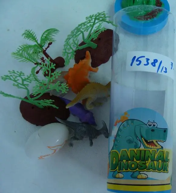 Foto uit de officiële melding: Daninal Dinosaur Plastic dinosaurus kit — risico: Chemische risico's