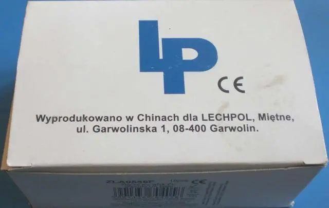 Foto aus der offiziellen Meldung: LP Złącze AC wtyk PL-gniazdo UK białe Steckeradapter — Risiko: Elektrischer Schlag