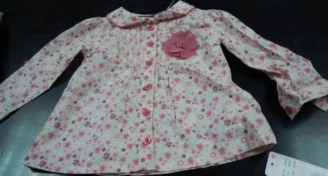 Foto aus der offiziellen Meldung: Primark Bluse für Babys — Risiko: Ersticken