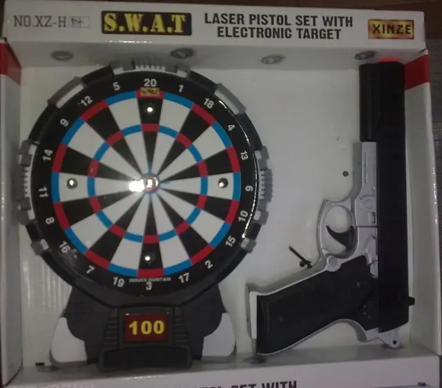 Foto uit de officiële melding: Xinze Laser pistol set with electronic target - S.W.A.T. Speelgoedpistool met laser — risico: Aantasting van het gezichtsvermogen