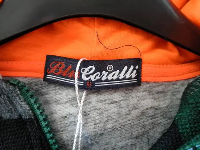 Foto aus der offiziellen Meldung: Blu Coralli Kinder-Sweatshirt — Risiko: Strangulierung (A12/0149/14)