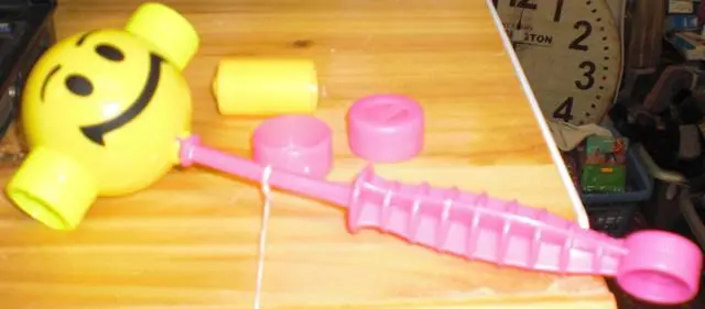 Foto aus der offiziellen Meldung: Free &amp; Easy Kunststoff-Hammer — Risiko: Ersticken