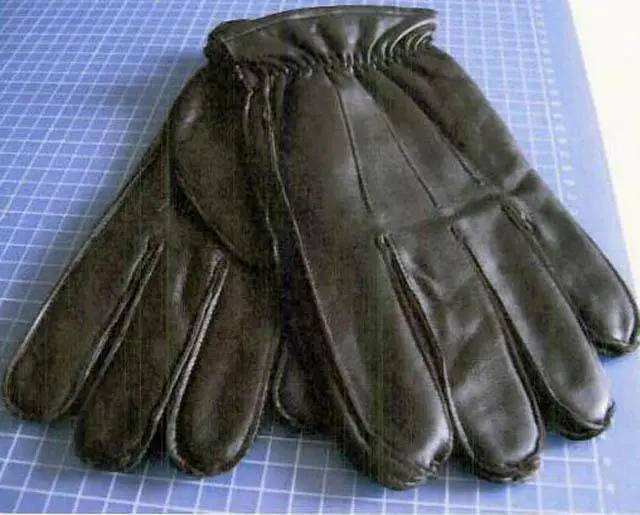Photo from the official notice: Charles Vögele men's leather gloves — chemical risk